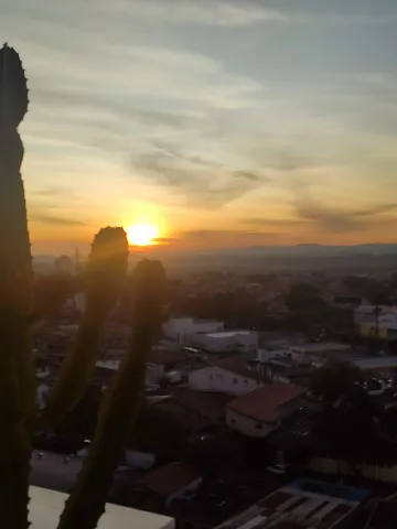 Apartamento com vista livre, 3 dormitórios sendo 1 suite e 2 vagas de garagem na Vila Tatetuba.