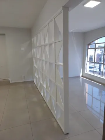 Sala comercial com banheiro e garagem 42m² no Edifício Miragaia - Centro