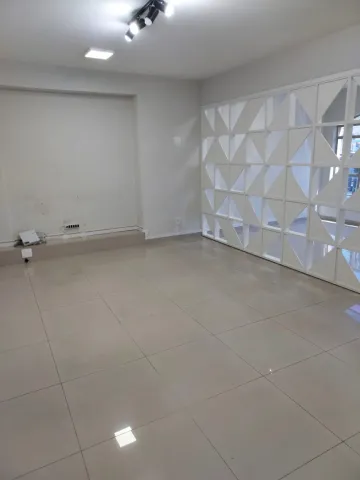 Sala comercial com banheiro e garagem 42m² no Edifício Miragaia - Centro