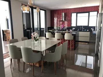 Casa em condomínio para locação com 03 suítes - 340m² no Alphaville II.