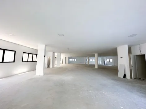 Loja comercial de 650m² no Jardim Apolo I para Locação com 6 banheiros e 30 vagas de garagem.