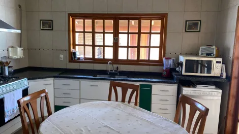 Sobrado à venda de 334,35m² | 05 dormitórios, sendo 01 suíte e 04 vagas de garagem | Condomínio Santa Helena - Caçapava |