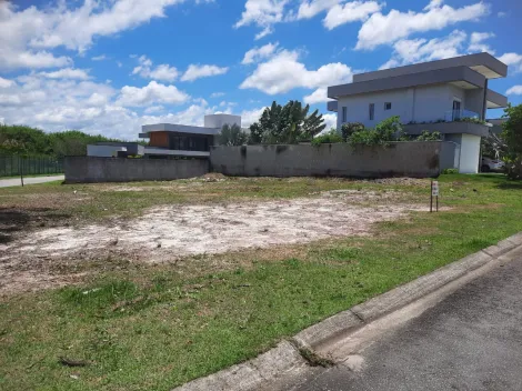 Terreno no Condomínio Residencial Colinas do Paratehy Norte à Venda com 765m²