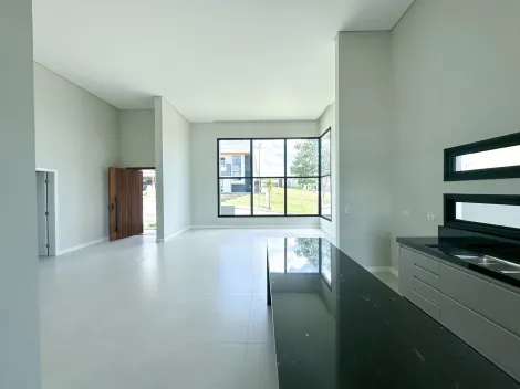 Casa térrea à venda de 235m² | 03 Dormitórios sendo 03 Suítes e 04 vagas de garagem | Condomínio Mônaco - Urbanova