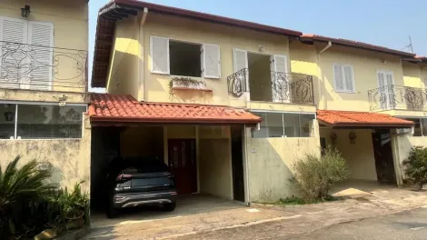 Sobrado à venda de 110,74m² | 03 dormitórios, sendo 01 suíte e 02 vagas de garagem | Condomínio Rincon D`La Vitoria - Jardim Torrão de Ouro | São José dos Campos |