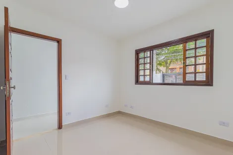 Casa assobradada à venda de 100m² | 02 dormitórios, sendo 01 suíte e 03 vagas de garagem | Jardim das Industrias - São José dos Campos |