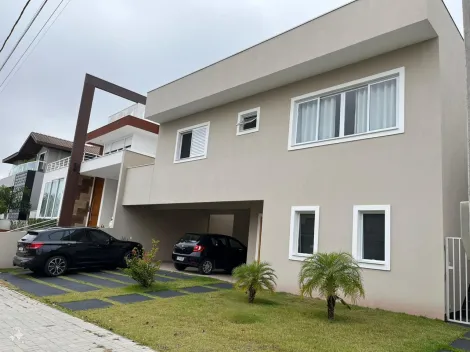 Sobrado à Venda de 332m² | 04 dormitórios sendo 03 suítes e 03 vagas de garagem | Condomínio Jaguary - Urbanova