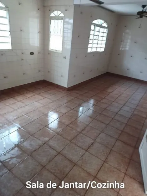 Casa térrea à venda de 190m² | 03 dormitórios, sendo 01 suíte e 06 vagas de garagem | Vila Martinez - Jacareí |